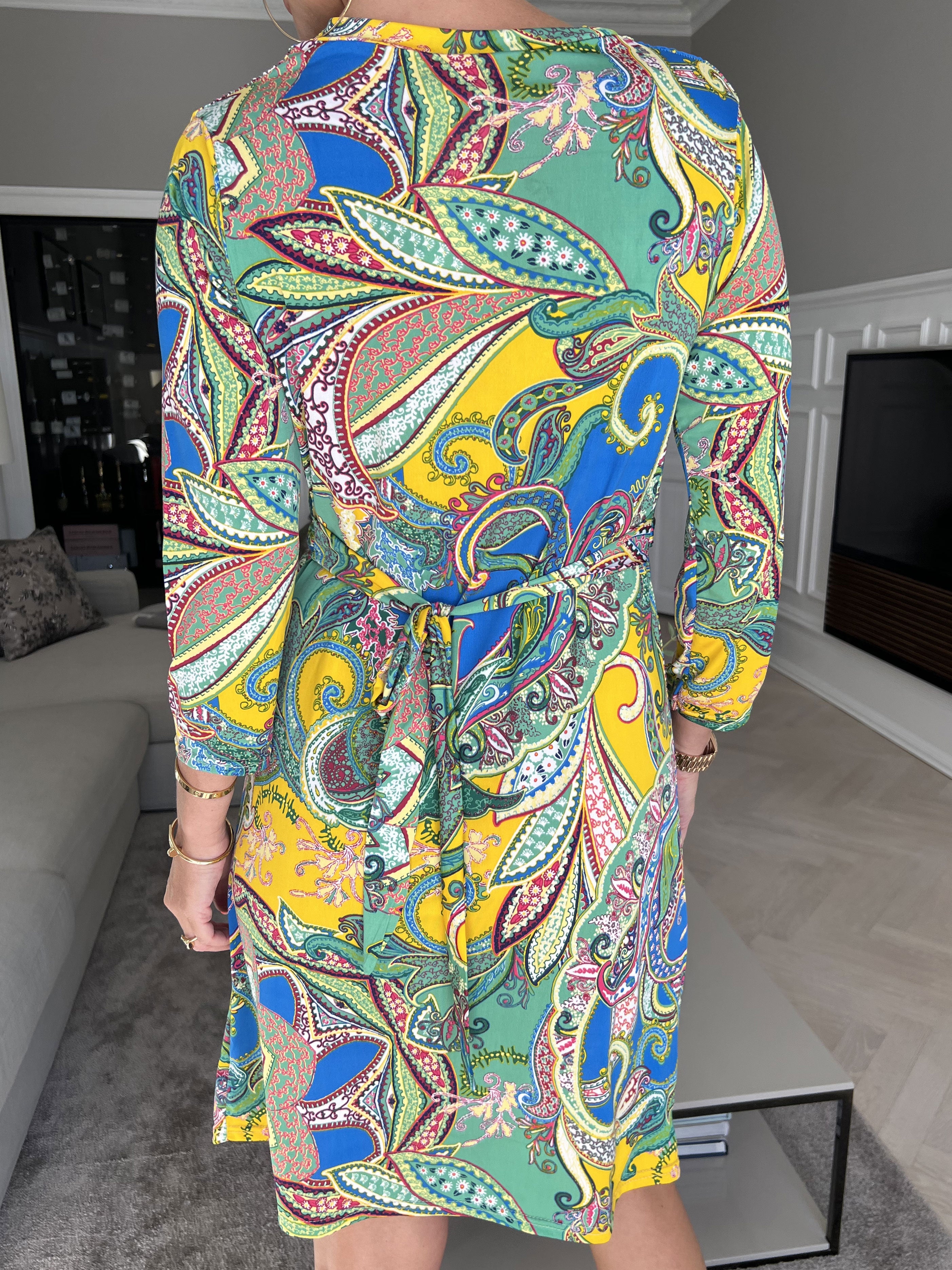 Inez - Elastisk mønstret kjole med knude ved brystet